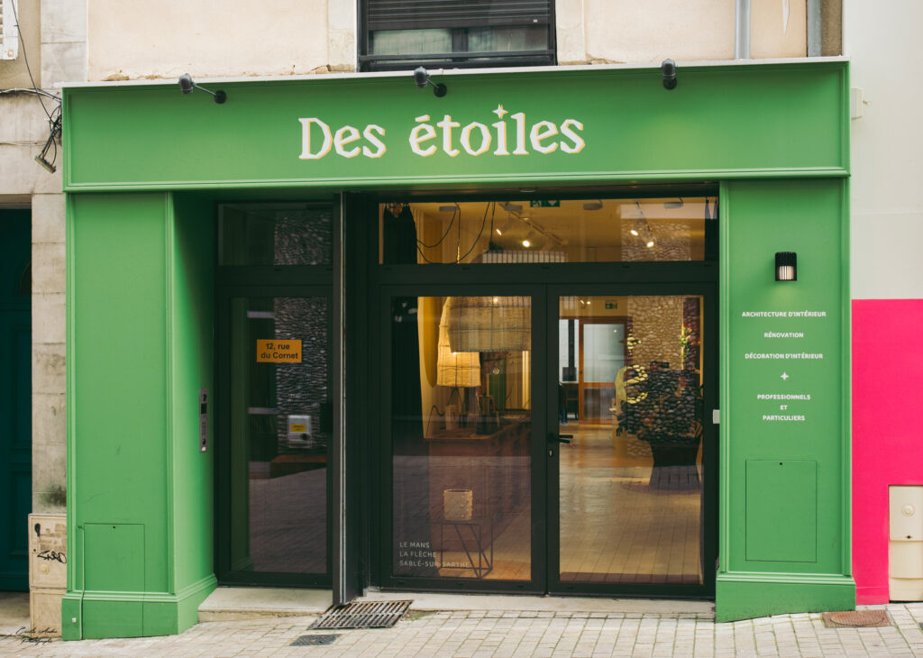 Située dans le centre-ville de Le Mans, notre agence d'architecture d'intérieur est reconnaissable par sa devanture verte et or